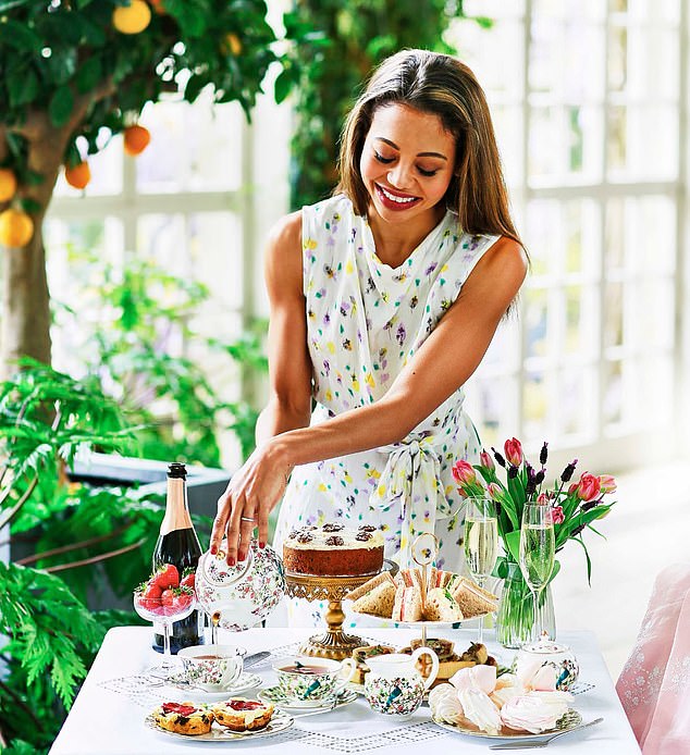 La Marquise de Bath, Emma Thynn, vêtue de fleurs et entourée de fleurs fraîches lors de sa cuisine dans son émission YouTube *Emma's Kitchen*