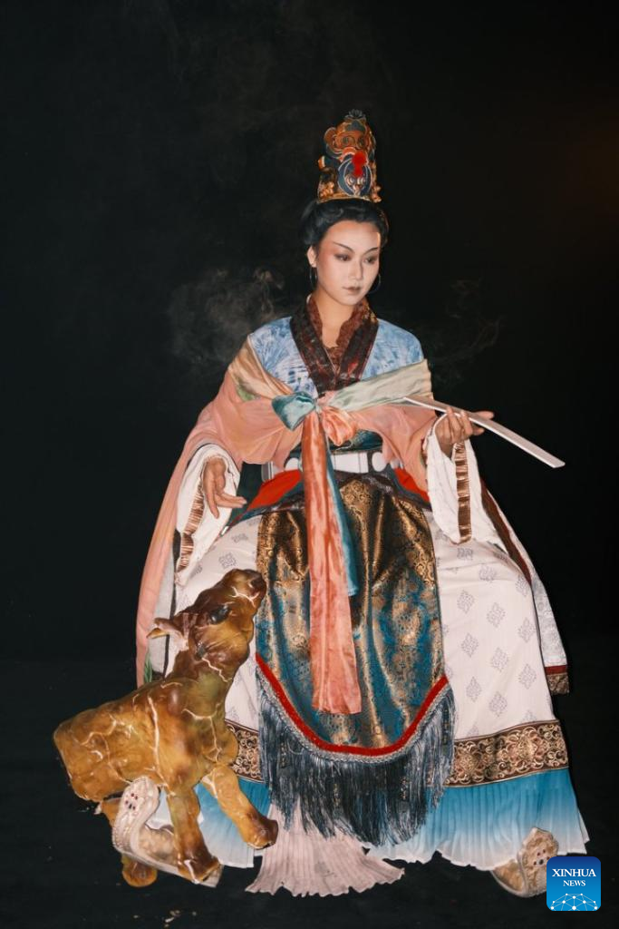 Huo Deyu imitant des statues peintes