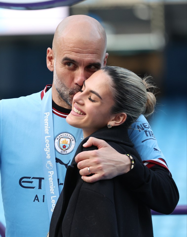 Pep Guardiola étreignant sa fille.