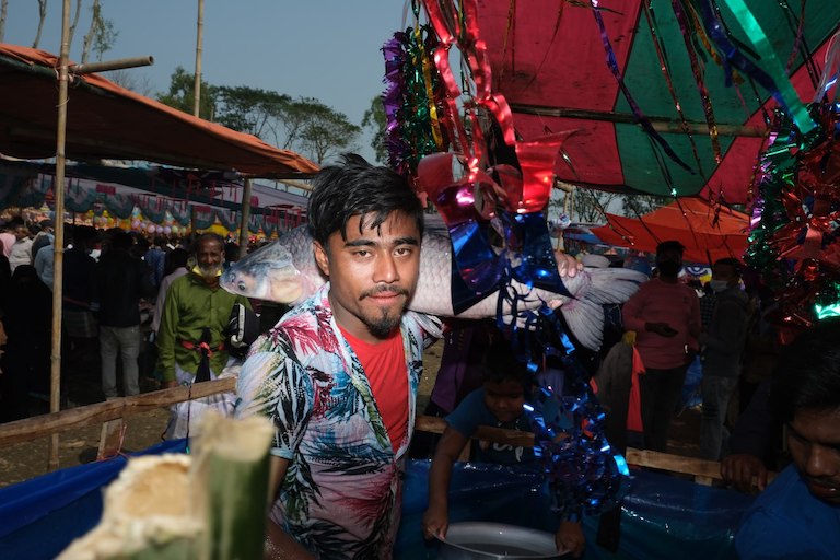 Lors de la traditionnelle foire à poisson de 'Poradoher Mela', un pêcheur est photographié en tenue festive. Image courtoisie de Ammar Bin Asad.