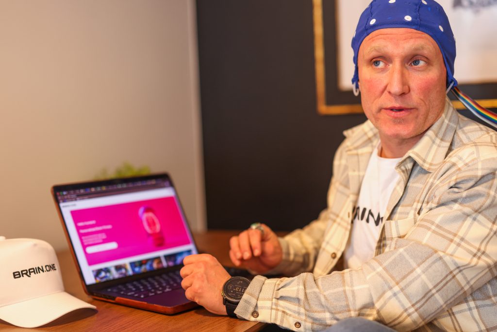 Thoryn Stephens utilisant son application