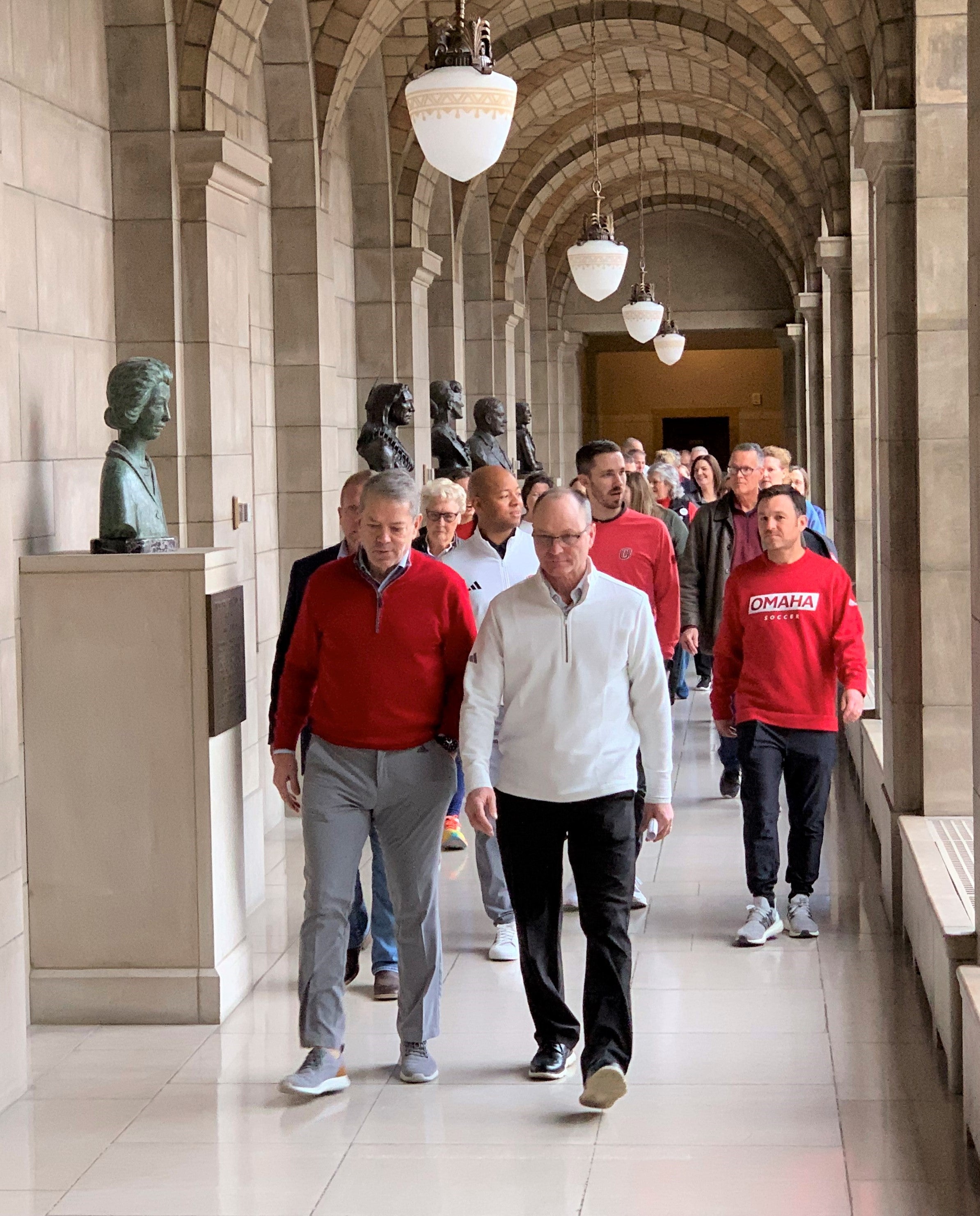 Le Gouverneur Jim Pillen et Dave Minarik conduisant la marche pour le bien-être