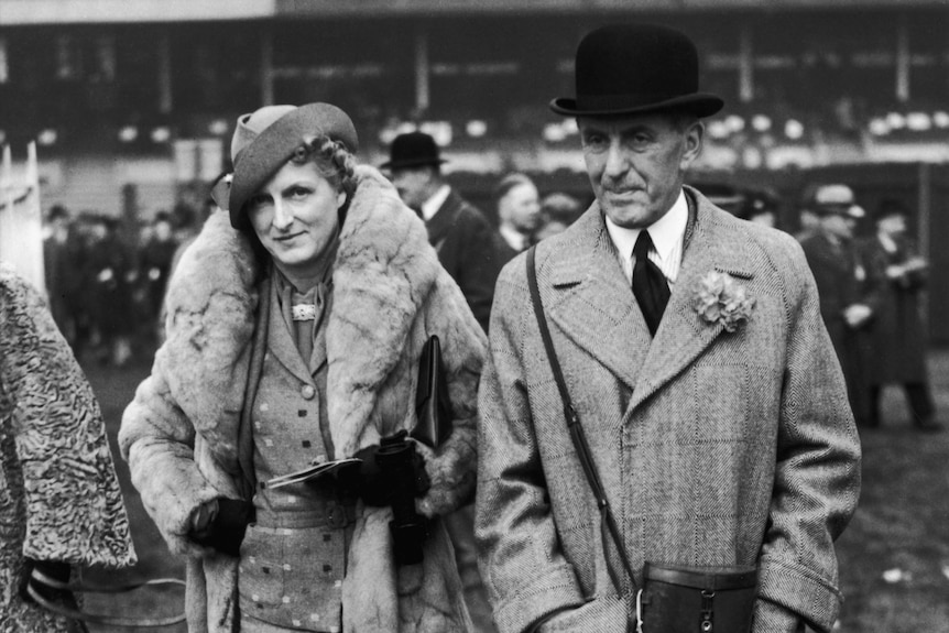 Sir John Henry 'Jock' Delves Broughton et son épouse aux courses