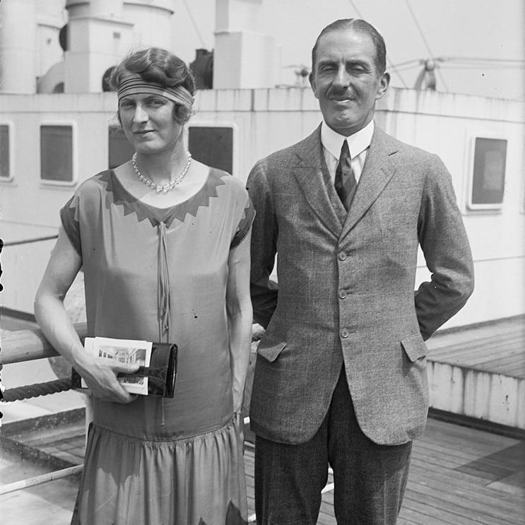 Une photo en noir et blanc d'un homme en costume et d'une femme en robe de flapper