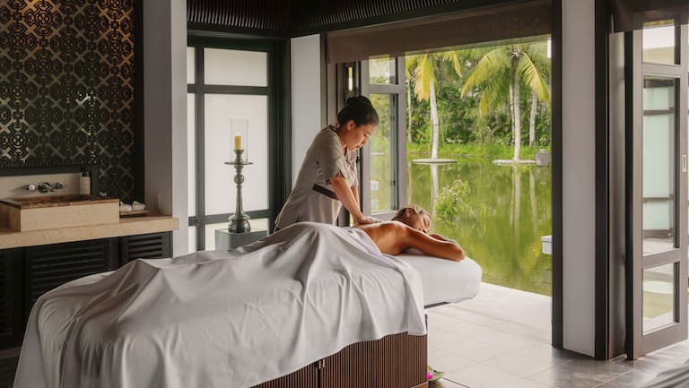 Un massage vietnamien traditionnel débute par un bain de pieds aux herbes, évoquant les rituels ancestraux de bien-être. Photo / The Four Seasons