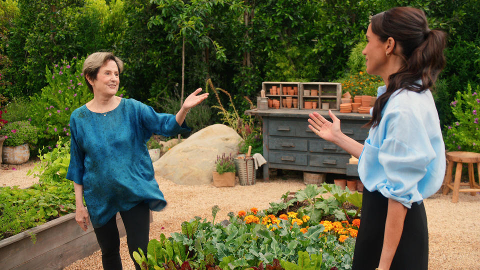 Alice Waters avec Meghan dans un jardin lors d'un épisode de l'émission