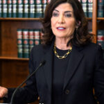Hochul lance une initiative de 2 millions $ pour le bien-être mental des vétérans et des premiers intervenants de NY