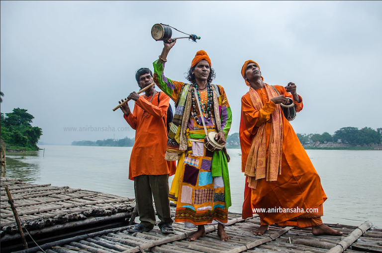 Des troubadours fluviaux, bauls, chantent et dansent sur des radeaux flottants. Image par Anir Bansaha via Flickr.