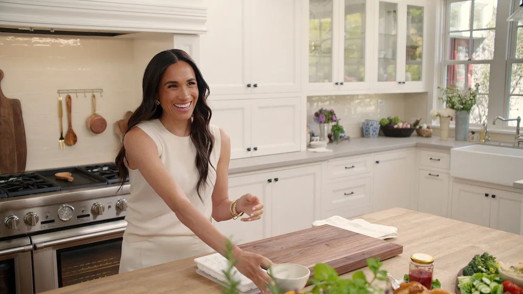Meghan Markle dans une cuisine blanche souriante dans la nouvelle série Netflix, Avec Amour, Meghan