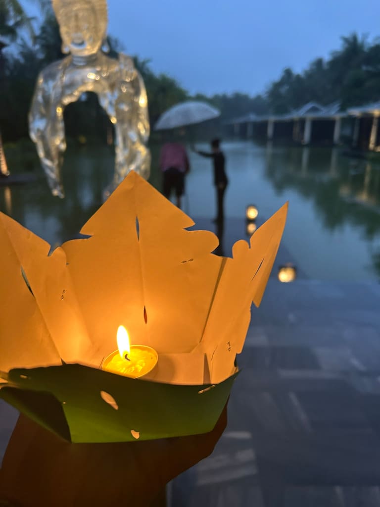 Une lanterne portant une lettre d'amour à la Terre dans le cadre du rituel Bonsoir à la Terre. Photo / Annabel Urquhart