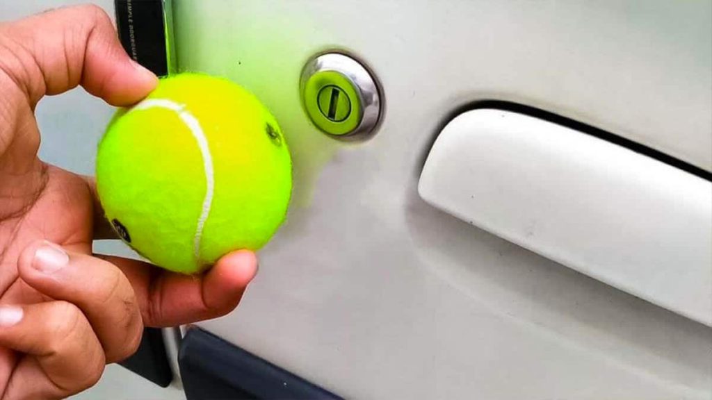 Débloquez votre voiture avec une balle de tennis : l’astuce indispensable à découvrir !
