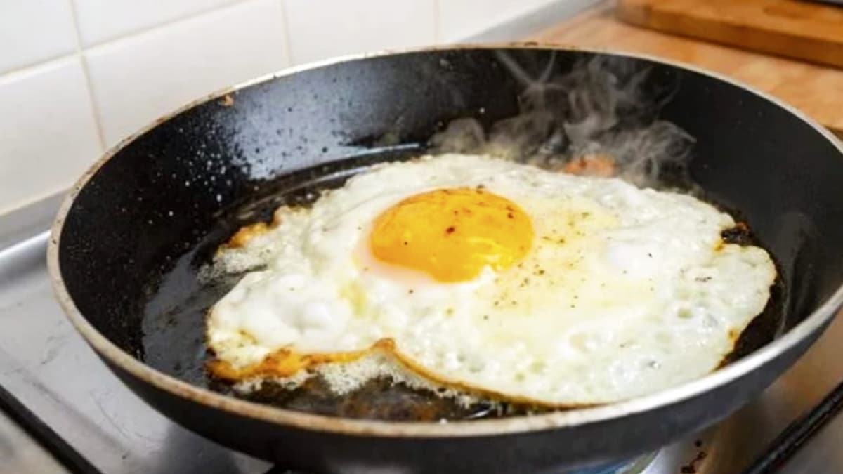 Découvrez ce truc infaillible pour des œufs qui glissent sans effort dans votre poêle !