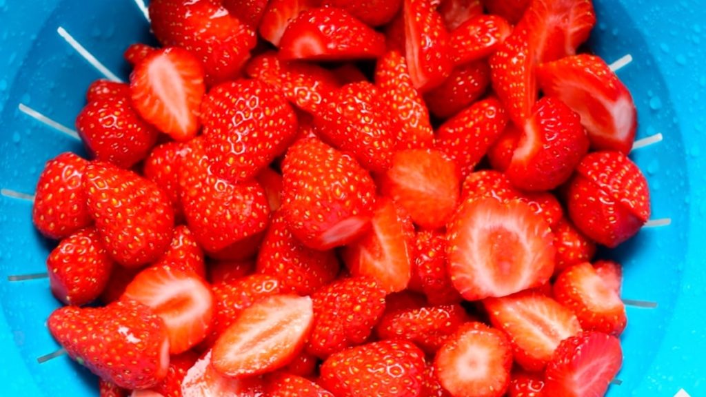 Découvrez cette astuce incroyable pour nettoyer et savourer vos fraises en toute sécurité !