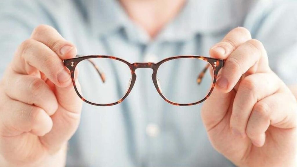 Découvrez le Secret des Opticiens pour Préserver vos Verres Éclatants comme au Premier Jour !