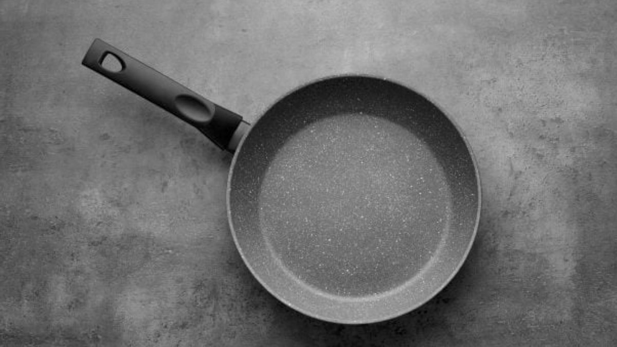 Découvrez le mélange révolutionnaire pour déloger les graisses tenaces de vos poêles !