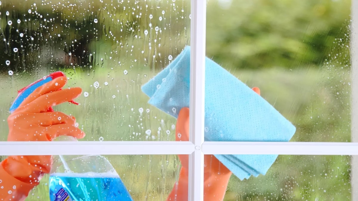 Découvrez le secret infaillible pour des vitres éclatantes et impeccables !