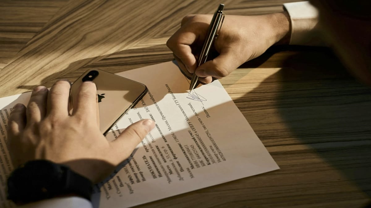Décryptage psychologique : Que révèlent les gribouillis aléatoires d’une signature ?