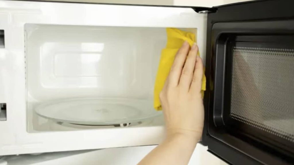 Éclaircissez votre micro-ondes : Une méthode infaillible pour nettoyer le filtre avec des ingrédients courants !