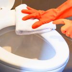 Le Secret de Grand-Mère : Faites Briller Vos Toilettes et Robinets en un Rien de Temps !