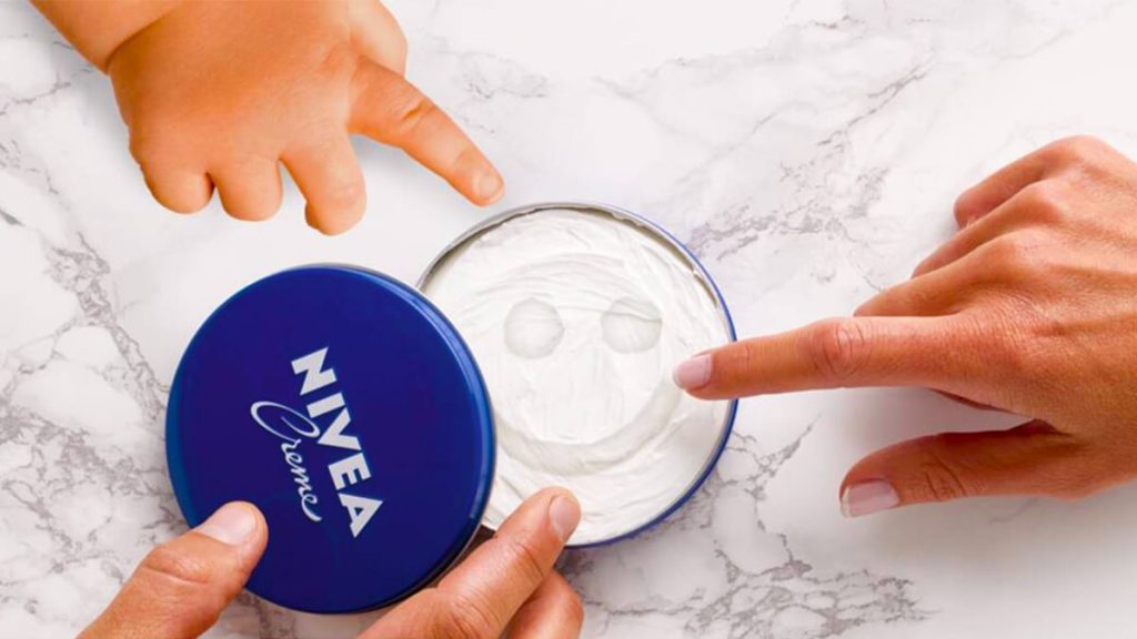 Le verdict inattendu d’un chimiste sur la célèbre crème bleue : révélation d’un expert !