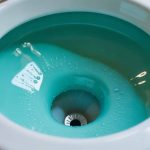 L’incroyable méthode en 4 minutes pour dire adieu au calcaire dans vos toilettes !