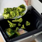 Transformez votre poubelle en un havre de propreté : le duo vinaigre et bicarbonate qui fait toute la différence !