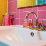 Une salle de bain impeccable toute la semaine : Réalité ou fantasme ? Les avis sont partagés !