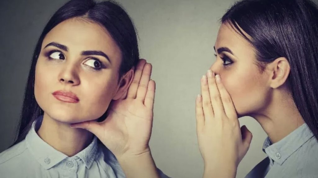 « Vous murmurez au miroir ? Découvrez ce que cela révèle de votre personnalité grâce à une étude captivante »
