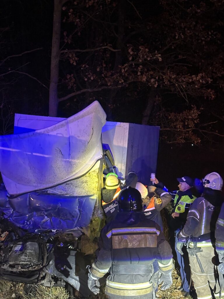 Urgence nocturne : des secouristes sauvent les victimes d’un accident près de Sálovka