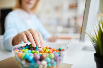 Groupe de personnes au travail en train de manger des sucreries