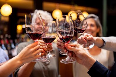 Groupe de personnes portant un toast lors d'une dégustation de vin