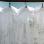 3 Trucs Malins pour Dire Adieu à la Moisissure sur vos Rideaux de Douche !