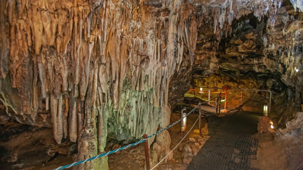La fascinante grotte de Segovia, un musée caché sous terre