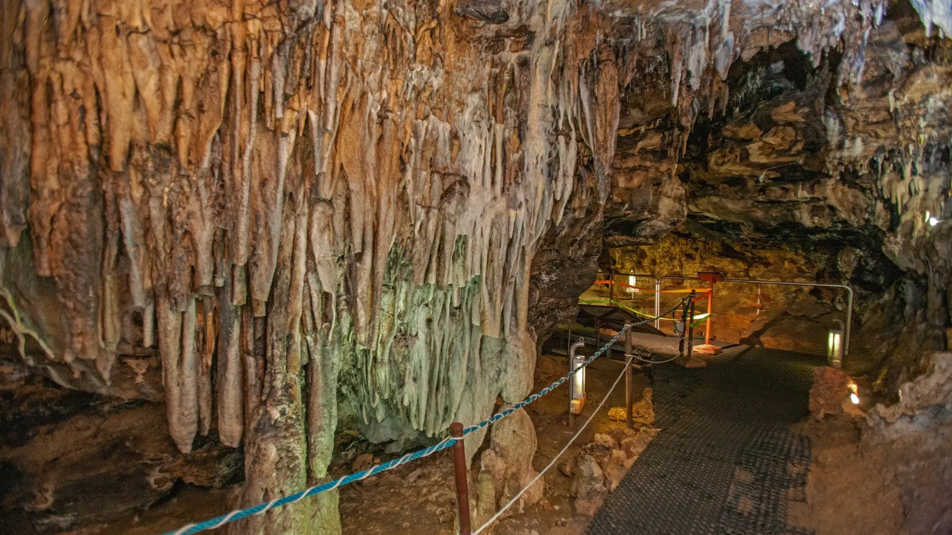 La fascinante grotte de Segovia, un musée caché sous terre