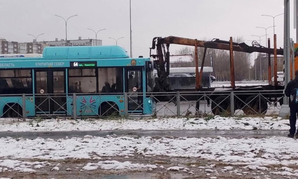 Accident spectaculaire à Arkhangelsk : un bus de passagers heurté par un camion forestier