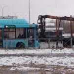 Accident spectaculaire à Arkhangelsk : un bus de passagers heurté par un camion forestier