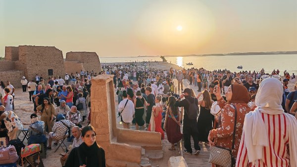 Événement exceptionnel à Assouan : des milliers assistent à l’alignement solaire, suivi des étudiants et projets de développement