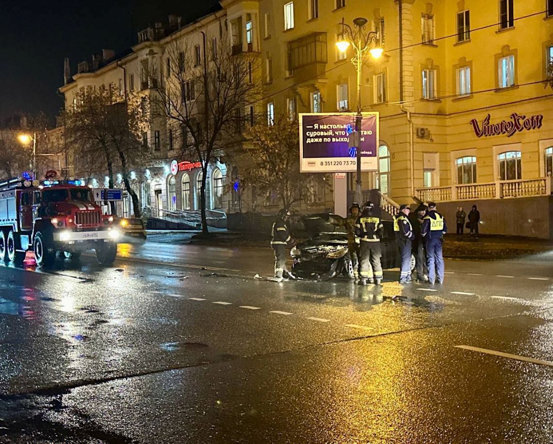 Accident de voiture en soirée sur l'avenue Lénine à Magnitogorsk : aucun incendie