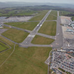 Des députés s’opposent à l’extension de l’aéroport de Bristol pour respecter les objectifs de ‘zéro émission’ malgré des milliers d’emplois créés et un essor économique local.