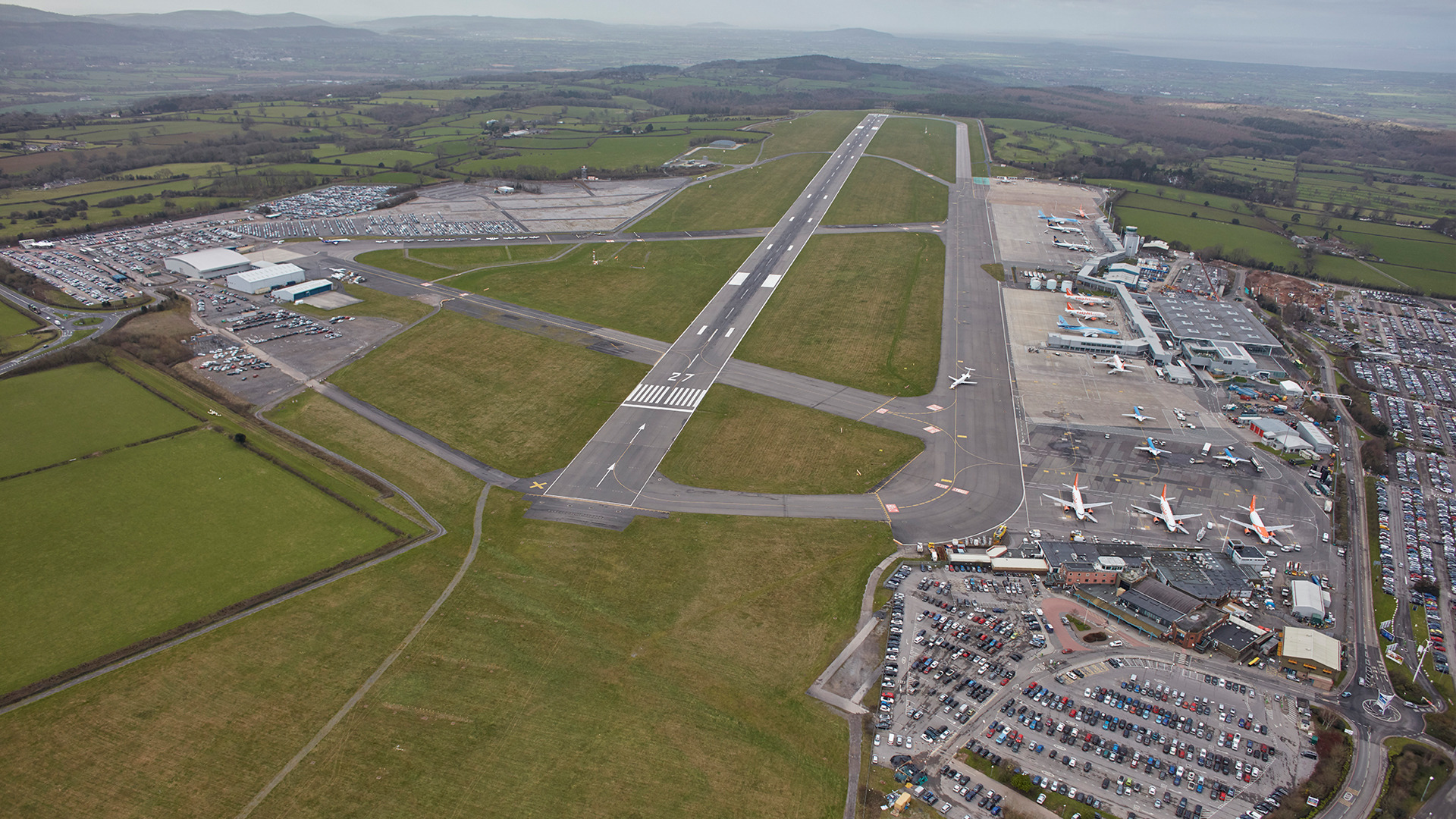 Des députés s’opposent à l’extension de l’aéroport de Bristol pour respecter les objectifs de ‘zéro émission’ malgré des milliers d’emplois créés et un essor économique local.