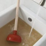 Débouchage express : La méthode infaillible pour un évier dégagé en 2 minutes !