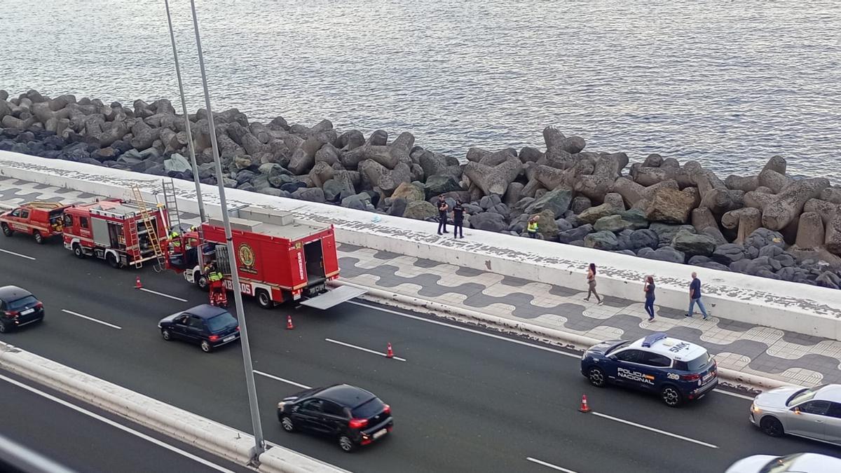 Police Nationale et pompiers de Las Palmas de Gran Canaria récupèrent le corps d'un homme sur l'Avenida Marítima.