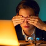 Découvrez comment ce geste apaisant surpasse les lunettes pour booster votre vision !