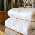 Découvrez la méthode astucieuse pour nettoyer votre couette sans machine et dire adieu aux taches et aux odeurs en un rien de temps !