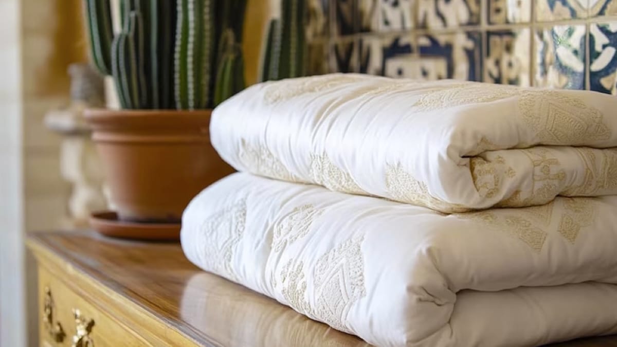 Découvrez la méthode astucieuse pour nettoyer votre couette sans machine et dire adieu aux taches et aux odeurs en un rien de temps !
