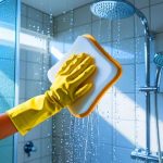 Découvrez l’astuce incroyable des hôtels pour des parois de douche éclatantes et sans traces !