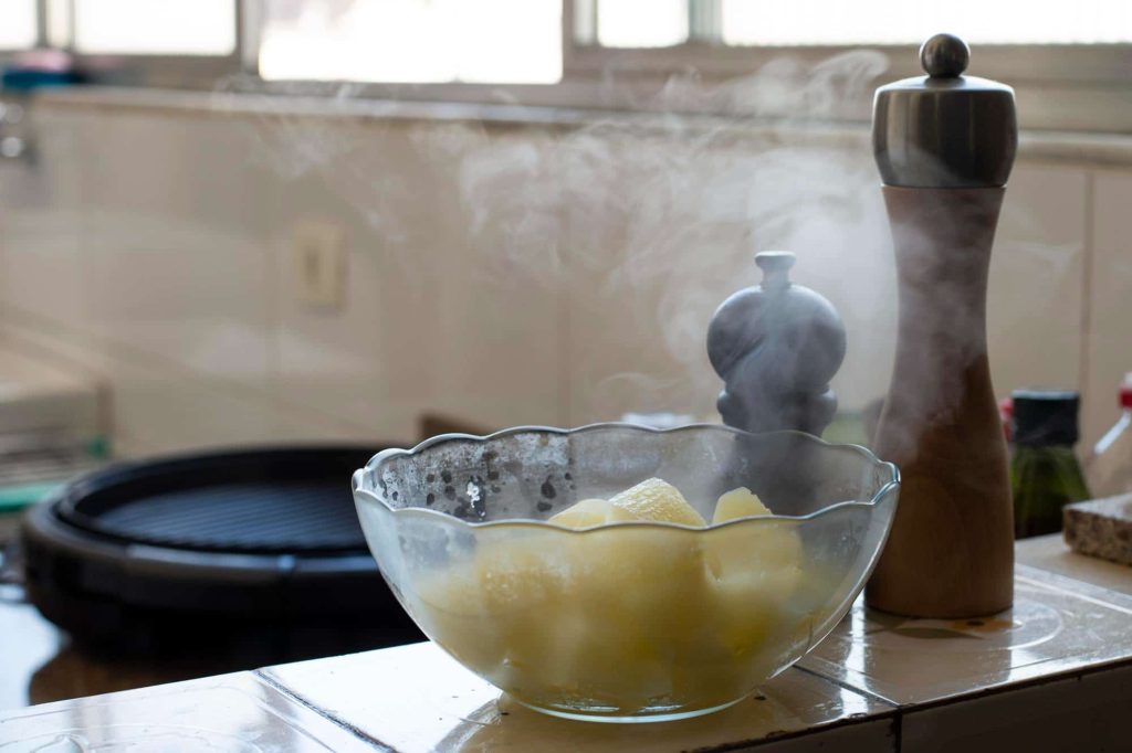 Découvrez l’astuce infaillible d’un couple d’Amiens pour des vitres toujours impeccables dans leur cuisine !