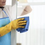 Découvrez le secret infaillible pour des fenêtres éclatantes avec seulement deux ingrédients !