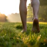 Découvrez les étonnants bienfaits de marcher pieds nus sur l’herbe !