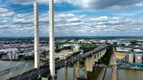 Le pont Queen Elizabeth 2 un jour ensoleillé mais nuageux, vu de haut